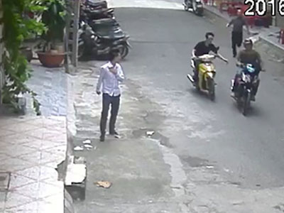 Dừng nghe bên đường cũng bị giật điện thoại