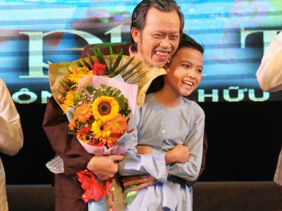 Hoài Linh nhận thần đồng cải lương miền Tây làm con nuôi