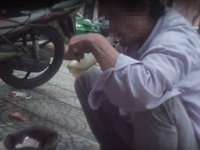 Hút "cỏ" lăn ra "phê" ngay trung tâm Sài Gòn