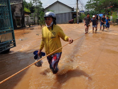 Lũ dâng ngang hông, hơn 2.200 học sinh Biên Hòa nghỉ học