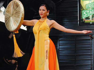 Nguyễn Thị Loan diện áo tứ thân, tự tin múa uyển chuyển tại Hoa hậu Hòa bình Quốc tế 2016