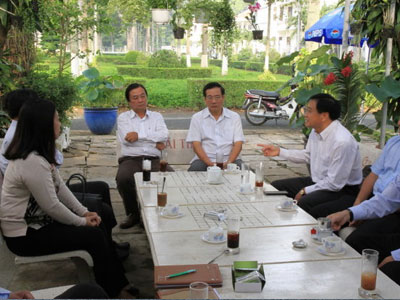 Quảng Ngãi gỡ rối cho doanh nghiệp ở... quán cà phê