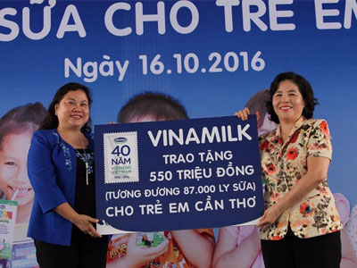 Quỹ sữa Vươn cao Việt Nam và Vinamilk tiếp tục trao tặng sữa cho trẻ em tại Cần Thơ