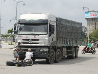 Tay người đàn ông bị mắc kẹt dưới bánh ôtô tải