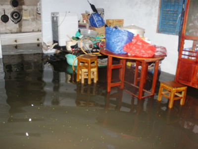 TPHCM: Vỡ bờ bao, dân tháo chạy khỏi nhà trong đêm