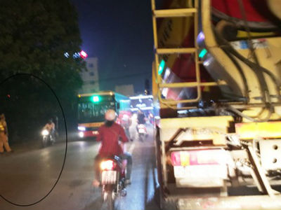 Xe tải “cày” phố cấm, cảnh sát đứng nhìn