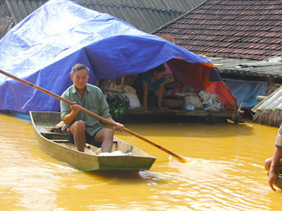 "4 ngày lênh đênh trong lũ, họ cho gì thì chúng tôi ăn cái đó!"