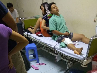 Cảnh chồng đau ốm, vợ ngồi làm chỗ tựa cho chồng trên giường bệnh khiến chị em xúc động