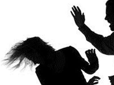Con bị xước má, mẹ vào trường tát cô giáo ngã dúi dụ