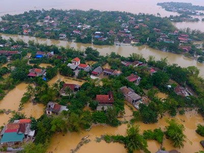 Dân uống nước sông sau 4 ngày bị lũ cô lập
