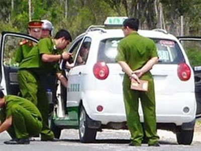 Dụ tài xế taxi vào nghĩa trang giữa Sài Gòn để cướp tài sản