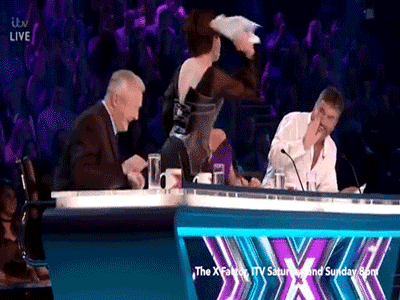 Giám khảo "X-Factor Anh" tức giận ném đồ vào đồng nghiệp vì bị lừa