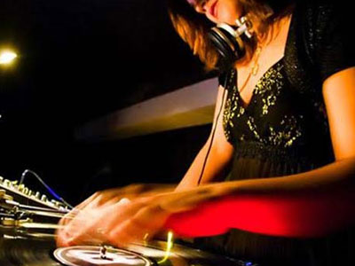 Giây phút nữ DJ bị đại gia bỏ thuốc mê vào ly rượu