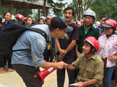 MC Phan Anh khi trao những phần quà đầu tiên: "Mọi người thương con thì xếp hàng ngay ngắn vào ạ"