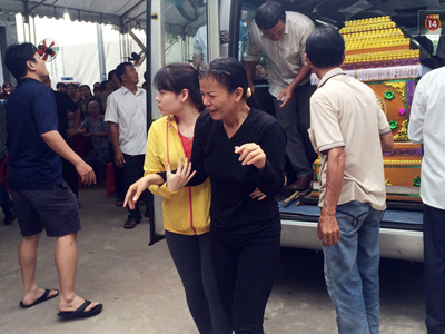 Mẹ gào khóc, cha nén đau thương trong lễ tang con trai bị nước cuốn trôi xuống cống