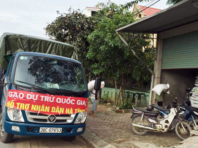 Bắt giữ xe tải treo băng rôn "gạo hỗ trợ nhân dân" khi đi bán hàng