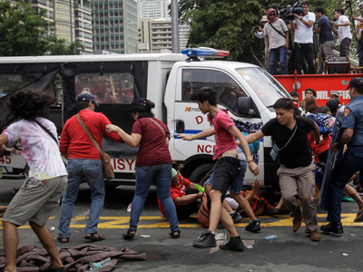Biểu tình chống Mỹ ở Manila, máu đã đổ