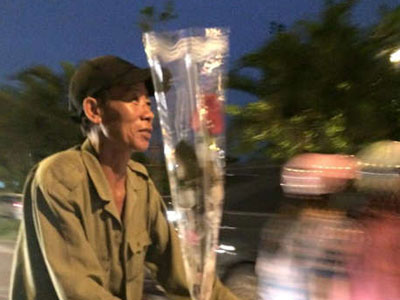 Cảm động người đàn ông lam lũ mua hoa tặng vợ 20/10