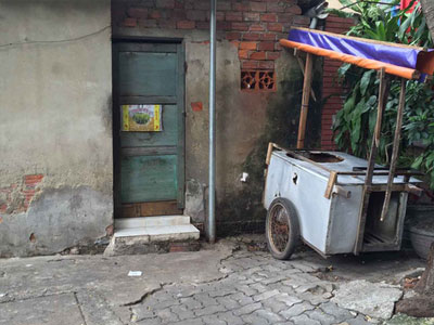 Chồng cầm dao cứa cổ vợ rồi tự sát