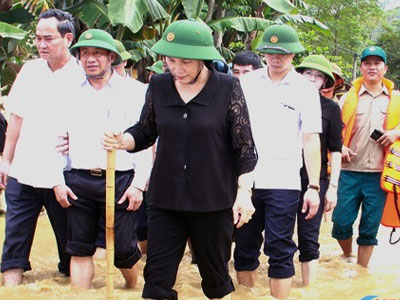 Chủ tịch Quốc hội thăm người dân vùng lũ
