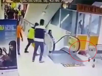 Clip: Bé gái ngã trọng thương khi bố công kênh đi thang cuốn