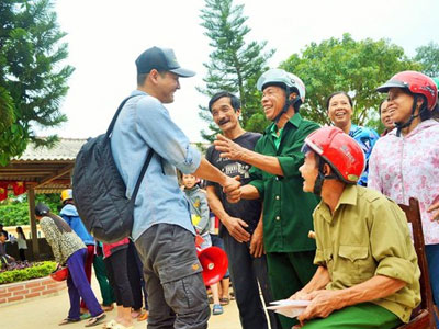 Cộng đồng mạng nói gì khi MC Phan Anh thu tiền tỷ?