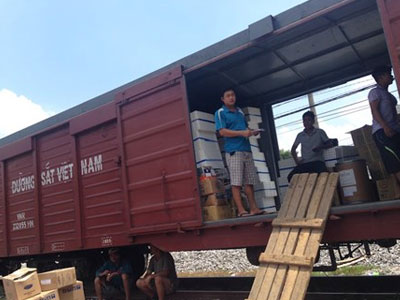 Đường sắt vận chuyển miễn phí hàng hóa cứu trợ cho người dân miền Trung