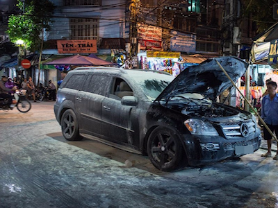 Hà Nội: Ô tô Mercedes bốc cháy ở phố Đồng Xuân