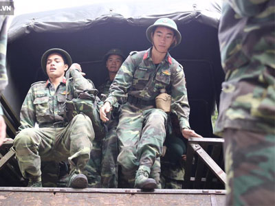 Hàng trăm chiến sĩ ngày thứ 2 tìm kiếm trực thăng rơi ở Vũng Tàu