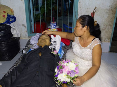 Mặc váy cô dâu và áo tang chồng trong một đêm