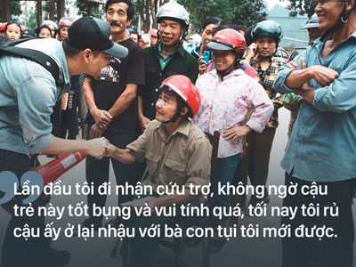 Người dân rốn lũ nói về Phan Anh: "Cái chú MC trẻ trẻ phát quà xong còn động viên thôi bà ráng lên nữa"