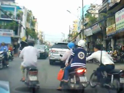 Đang chở con 4 tuổi, người phụ nữ vẫn dũng cảm bắt được tên cướp đường phố