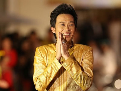 Hoài Linh nhận nút play mạ Bạc từ YouTube