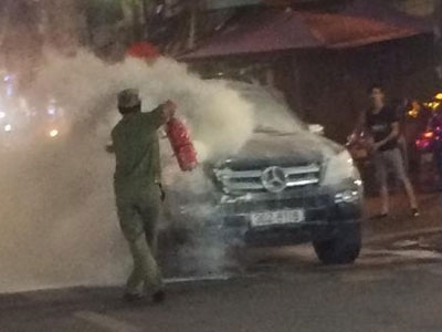 Mercedes-Benz GL450 giá 4 tỷ Đồng bốc cháy dữ dội tại phố cổ Hà Nội