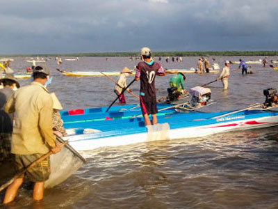 Người dân xã Đất Mũi: "Chúng tôi không cướp nghêu"