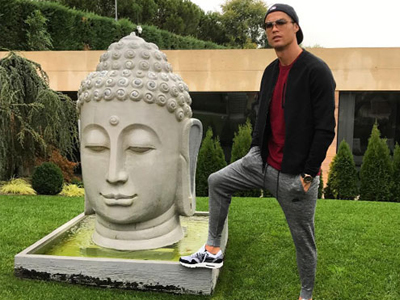 Ronaldo gây phẫn nộ với ảnh dẫm chân lên khu vực đặt tượng Phật