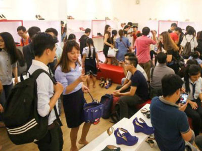 Tiệm giày, công ty địa ốc tung chiêu quảng cáo "lạ" hút khách ngày 20/10