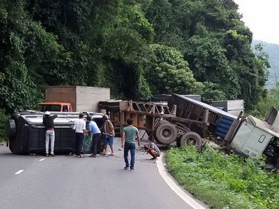 6 người kêu cứu trong ôtô bị container tông trên đèo Bảo Lộc