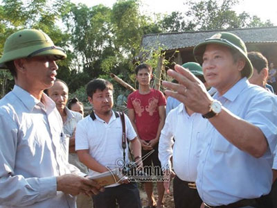 Bộ trưởng TT&TT trao 100 tấn gạo, hơn 1 tỷ cho vùng lũ