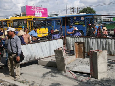 Chạy đón xe buýt, người đàn ông lọt hố ga tử vong