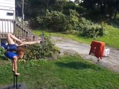 Cô bé bắn tên bằng chân siêu đỉnh