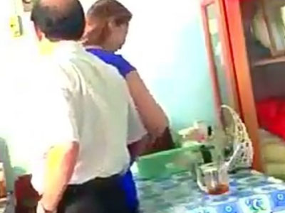 Kỷ luật cán bộ chạm tay vào chỗ nhạy cảm của nữ tạp vụ