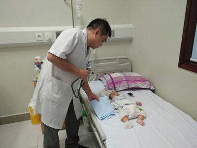 Mẹ hối hận vì gửi con 10 tháng tuổi cho hàng xóm