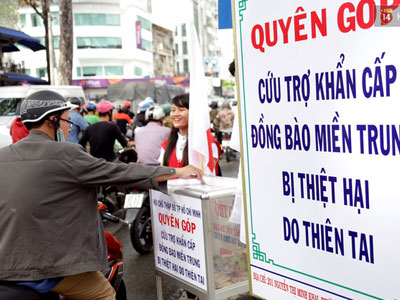 Người Sài Gòn cùng ra đường góp tiền ủng hộ bà con miền Trung bị lũ lụt
