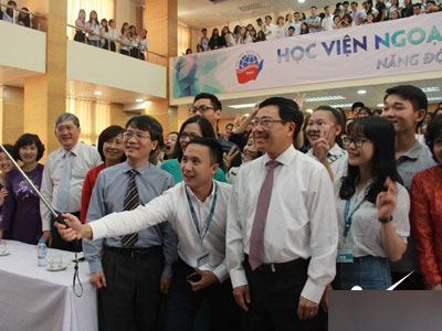 Phó Thủ tướng selfie cùng sinh viên Ngoại giao