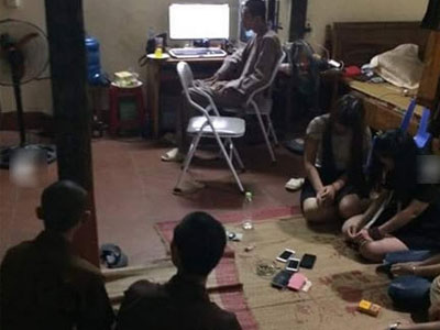 Sinh viên Đại học Y đưa bạn gái vào chùa đánh bạc với sư