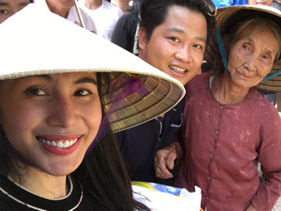 Thủy Tiên về Hà Tĩnh cứu trợ lũ lụt