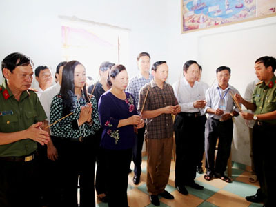 Cảm động với hình ảnh phu nhân Chủ tịch nước Trần Đại Quang đến với bà con vùng lũ