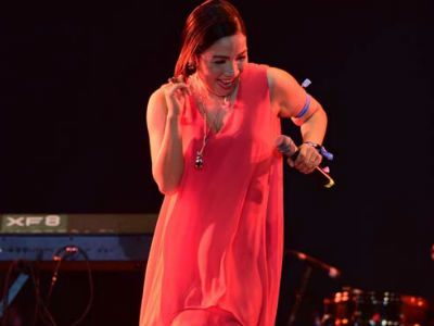 Diva Mỹ Linh "nhảy như lên đồng" ở Monsoon, khán giả hôn nhau