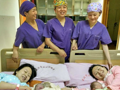 Hiếm có chị em sinh đôi nào lại mang thai, sinh con trùng hợp đến kỳ lạ như này